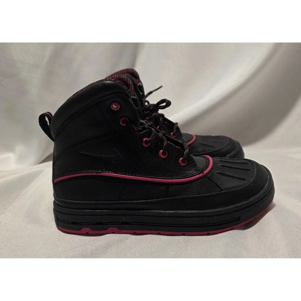 Nike 524877-001 Woodside 2 Black & Pink High Top Hiking Shoe. NWB. Youth Size 3